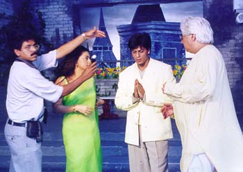 Juhi Chawla and Shah Rukh Khan on the sets of Phir Bhi Dil Hai Hindustani