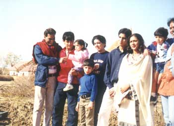 Aamir Khan with family and others on the sets of Lagaan