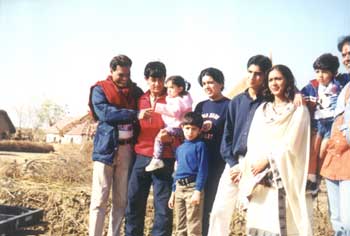 Aamir and family on the sets of Lagaan