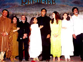 Anu Malik, Bindiya and J P Dutta, Jaya and Abhishek Bachchan, Kareena and Karisma Kapoor and Amitabh Bachchan at Refugee's music release