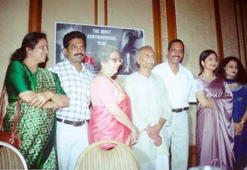 Nana Patekar with Ayesha Jhulka and the Purush team