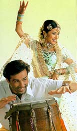 Sunny Deol and Urmila Matondkar in Dillagi