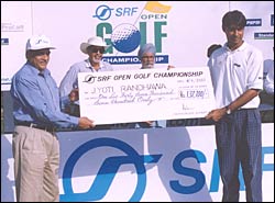 Randhawa receives the winner's cheque from Arun Bharatram, MD, SRF Limited