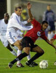 Zidane fights for possession with Real Mallorca's Vicente Engonga (R) 