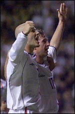Robbie Fowler (R) celebrates with captain David Beckham (L
