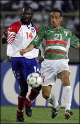 Liberian striker George Weah challenges Algerian Bradja Mohamed (R) during their African Nations Cup