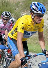 Armstrong (R) rides ahead of Once team rider Joseba Beloki during the 18th stage.
